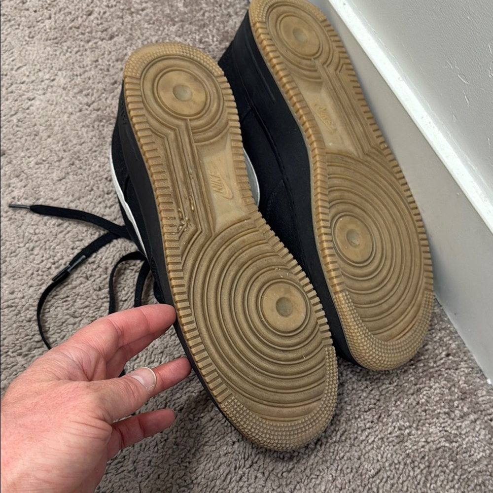 Nike Men's Black White Gum-sole Sneakers - Picture 5 of 5